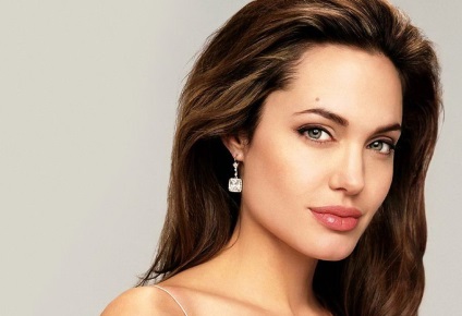 Buzele de Angelina Jolie, augmentarea buzelor
