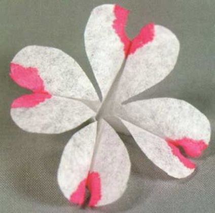 Făcând flori din hârtie pe o ramură