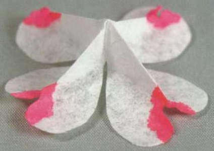Făcând flori din hârtie pe o ramură