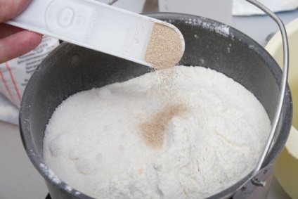 Cum să coaceți un tort de Paști într-un producător de paine