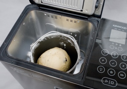 Cum să coaceți un tort de Paști într-un producător de paine