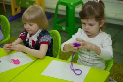 Cum să înveți un copil să lucreze cu degetele și stilouri