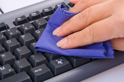 Cum să curățați tastatura cum să spălați computerul și să îl curățați corect, cum să spălați repede fără demontare,