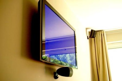 Cum să închideți un televizor pe perete, astfel încât acesta să nu cadă