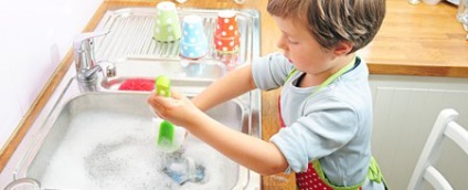 Cum să-i înveți pe un copil să spele vasele cu el