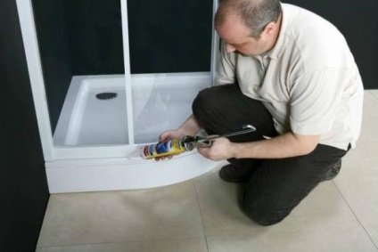 Cum se lucrează cu etanșantul la instalarea unei cabine de duș
