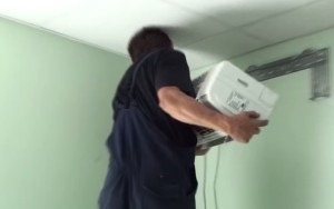 Hogyan lehet eltávolítani a légkondicionálót a falról - az összes felszerelés bontására vonatkozó utasításokat