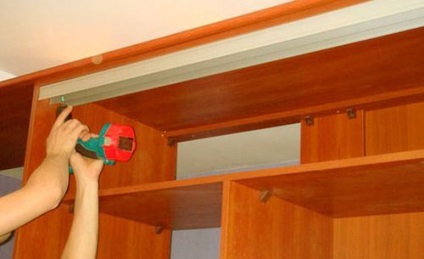 Cum să instalați ușile dulapului cu instalarea propriilor mâini - un lucru ușor