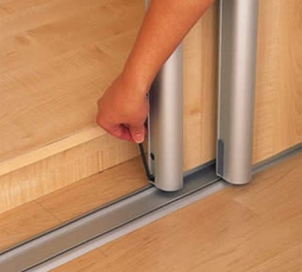 Cum să instalați ușile dulapului cu instalarea propriilor mâini - un lucru ușor