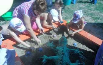 Cum să interesezi un copil să creeze cu el meșteșuguri din nisip