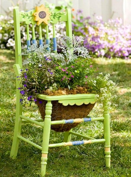 Floare de pe scaun cu mâinile sale pentru grădină și cabane