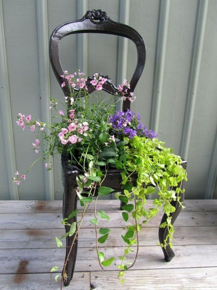 Floare de pe scaun cu mâinile sale pentru grădină și cabane