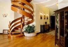 Gyönyörű lépcsőház legjobb és jó fotók a házban, fából, a második emeleten, a legkényelmesebb méret