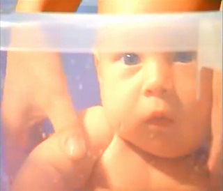 Egy újszülött fürdőzése egy vödörben