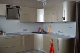 Bucătăria este o fațadă metalică albă, neagră, verde și alte fotografii frumoase ale bucătăriei sunt culori metalice!