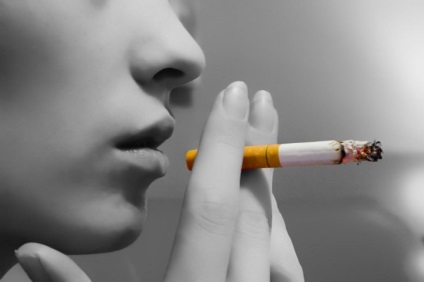 Lady cu o țigară creează o imagine clasică