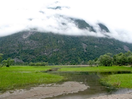 Cape - kyrsai - camping în partea de sud a lacului Teletskoye