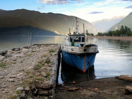 Cape - kyrsai - camping în partea de sud a lacului Teletskoye