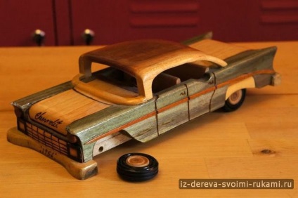 Modelul mașinii cu mâinile sale din lemn, sqezo