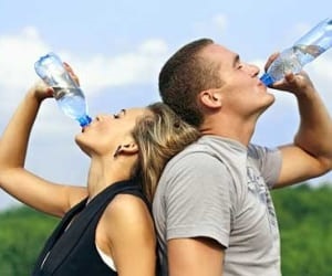 Pot bea apă în timpul unui antrenament?