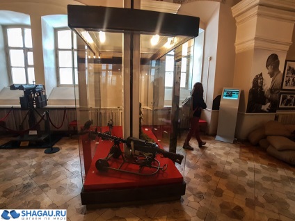 Muzeele de arme din tula pe teritoriul Kremlinului și o nouă cască de construcție