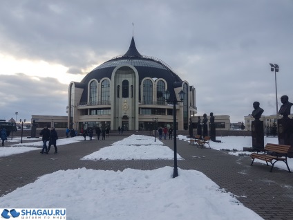 Muzeele de arme din tula pe teritoriul Kremlinului și o nouă cască de construcție