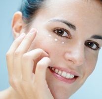 Căi populare de îngrijire a pielii în jurul ochilor acasă