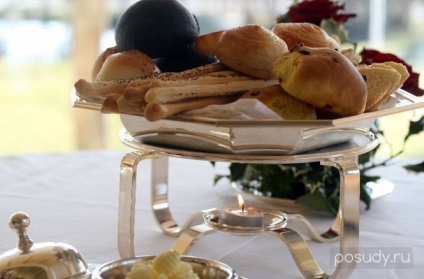 Marmiturile de masă oferă mâncăruri fierbinți și băuturi
