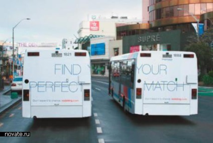 Szokatlan reklámozás a buszokon, azokon belül és azok megállóinál