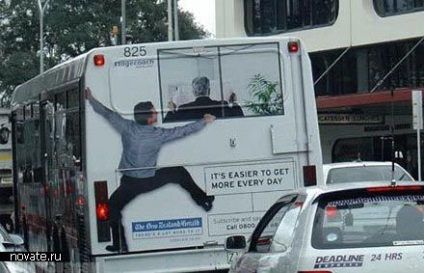 Szokatlan reklámozás a buszokon, azokon belül és azok megállóin
