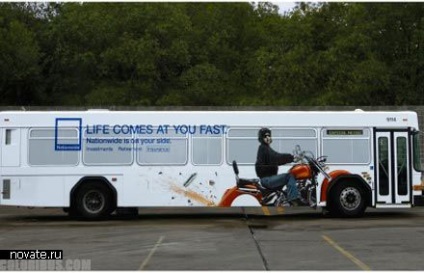 Szokatlan reklámozás a buszokon, azokon belül és azok megállóinál