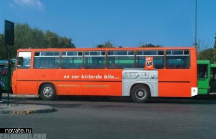 Publicitate neobișnuită pe autobuze, în interiorul lor și la opririle lor