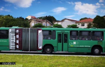 Szokatlan reklámozás a buszokon, azokon belül és azok megállóinál