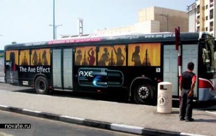 Szokatlan reklámozás a buszokon, azokon belül és azok megállóin