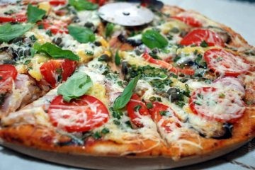 Pizza legume cu roșii, vinete și ceapă verde