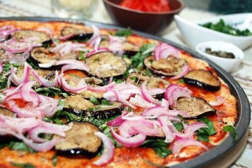 Pizza legume cu roșii, vinete și ceapă verde