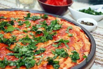 Pizza legume cu roșii, vinete și ceapă verde