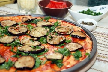 Pizza legume cu roșii, vinete și ceapă verde