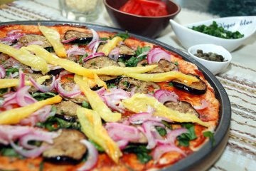 Pizza legume cu roșii, vinete și ceapă verde