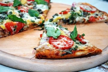 Pizza legume cu roșii, vinete și ceapă verde