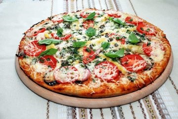 Pizza legume cu roșii, vinete și ceapă verde