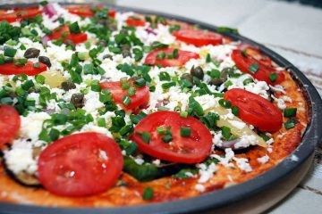 Pizza legume cu roșii, vinete și ceapă verde