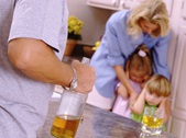 De ce unele femei aleg dependenți și alcoolici?