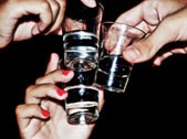 De ce unele femei aleg dependenți și alcoolici?