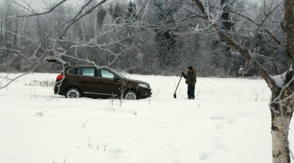 În zăpadă adâncă cu mașina, cum să conduci și ce să faci dacă este blocat
