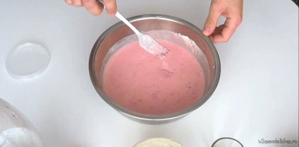 Pregătirea înghețatei de capsune cu mâinile tale