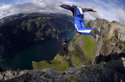 Săriturile din Norvegia de pe stâncă reprezintă o atracție extremă