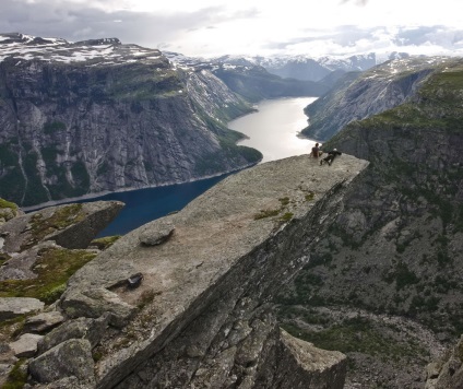 Leugranak egy szikláról Norvégia - extrém látnivaló