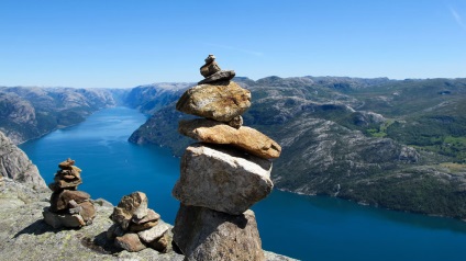 Săriturile din Norvegia de pe stâncă reprezintă o atracție extremă