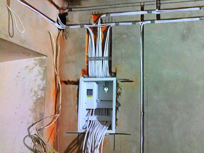 Montarea cablului în subsolul unui standard de clădire și a cerințelor